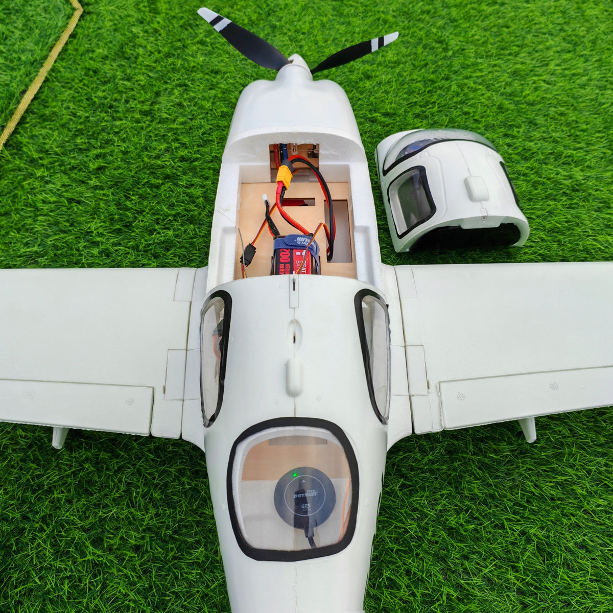 vylepšené! Dynam Cirrus SR22 V3 Trainer 3S/4S White RC Scale Letadlo 1,4 m Rozpětí Křídel