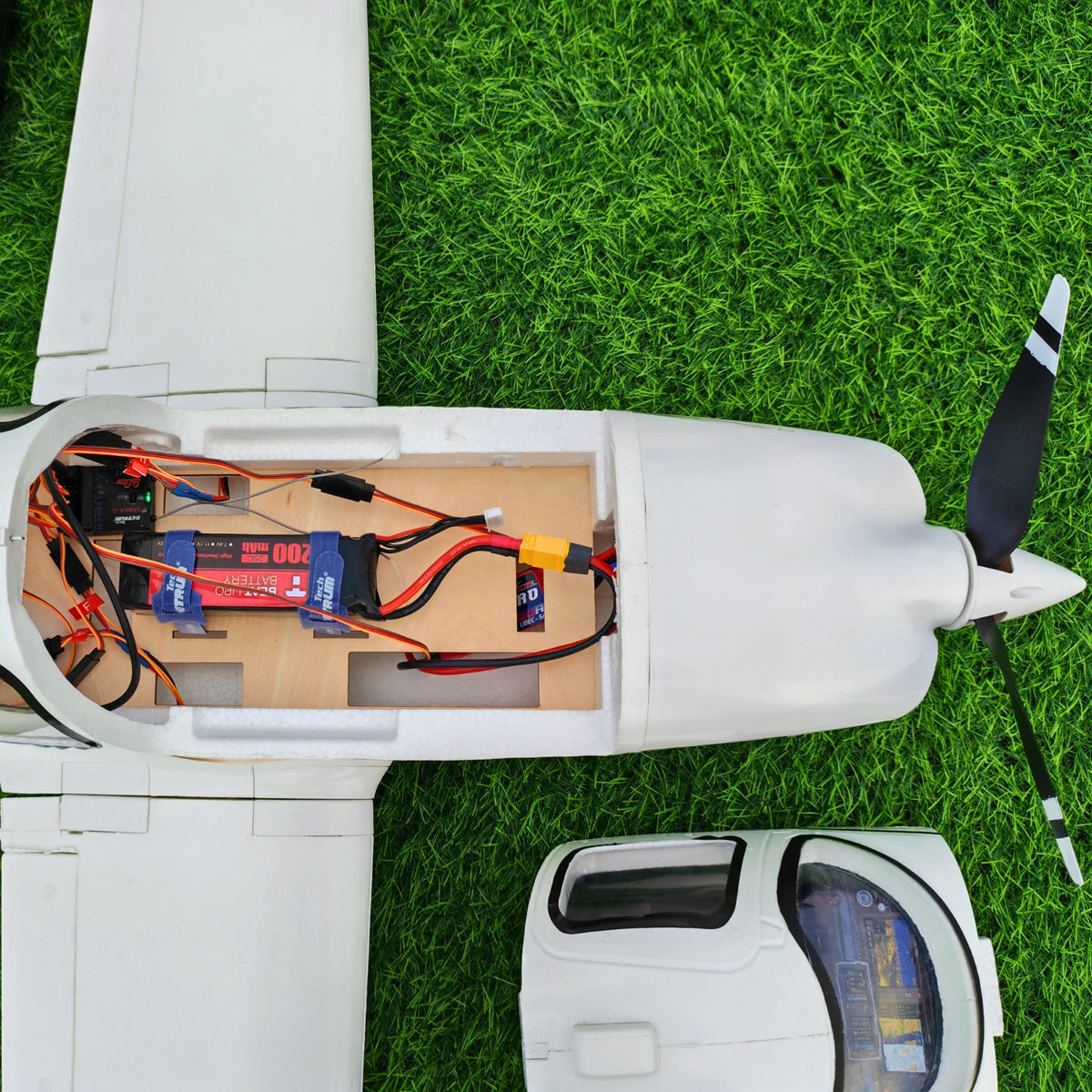 vylepšené! Dynam Cirrus SR22 V3 Trainer 3S/4S White RC Scale Letadlo 1,4 m Rozpětí Křídel