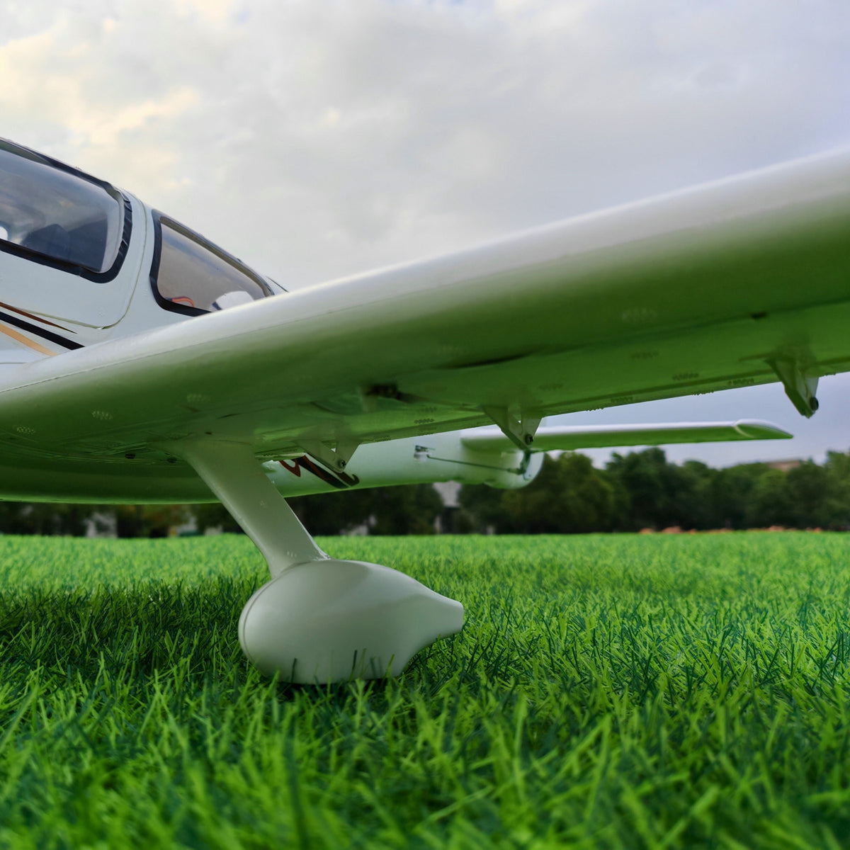 vylepšené! Dynam Cirrus SR22 V3 Trainer 3S/4S White RC Scale Letadlo 1,4 m Rozpětí Křídel