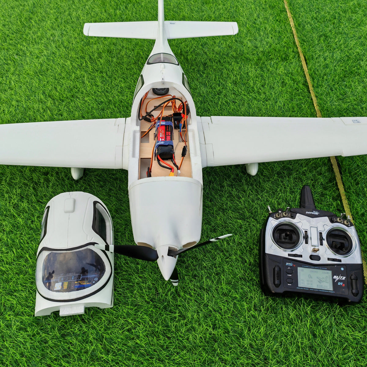 vylepšené! Dynam Cirrus SR22 V3 Trainer 3S/4S White RC Scale Letadlo 1,4 m Rozpětí Křídel